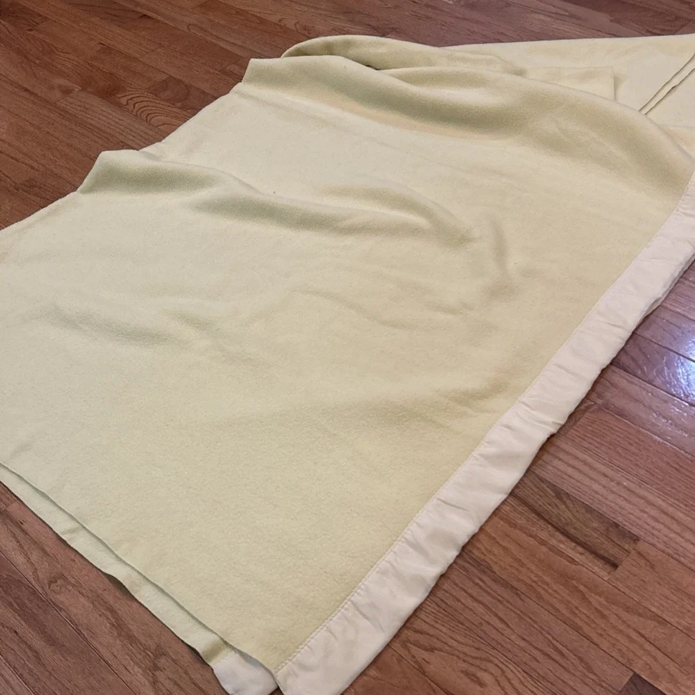 Vintage Yellow Acrylic Thermal Blanket Satin Trim Acrylic Blanket 80x85 Grandma